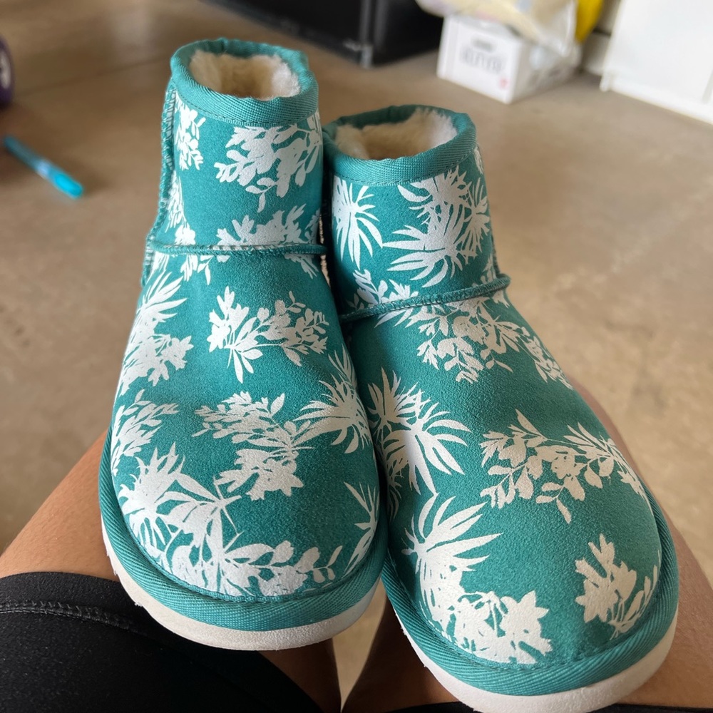 MOVING SALE!!! Limited Edition Hawaiian Floral Print Fleece-Lined UGG Boots